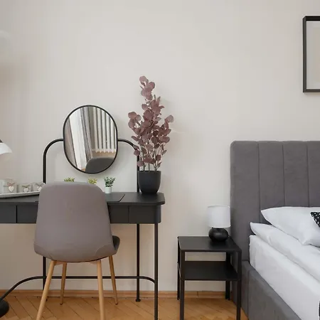 Bright With Balcony In Wola By Renters Apartamento