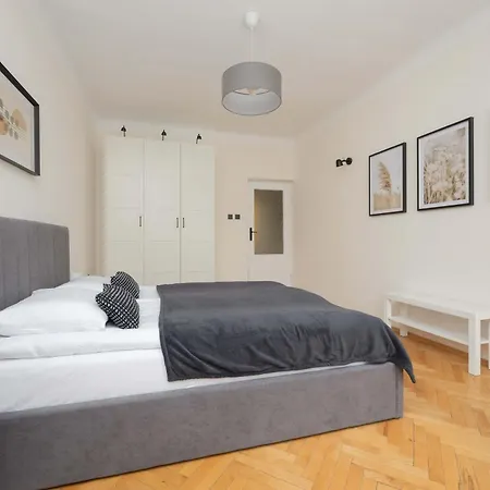 Bright With Balcony In Wola By Renters Apartamento